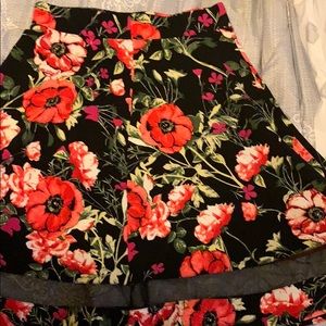 3/$35 ❤️Beautiful floral midi skirt ❤️